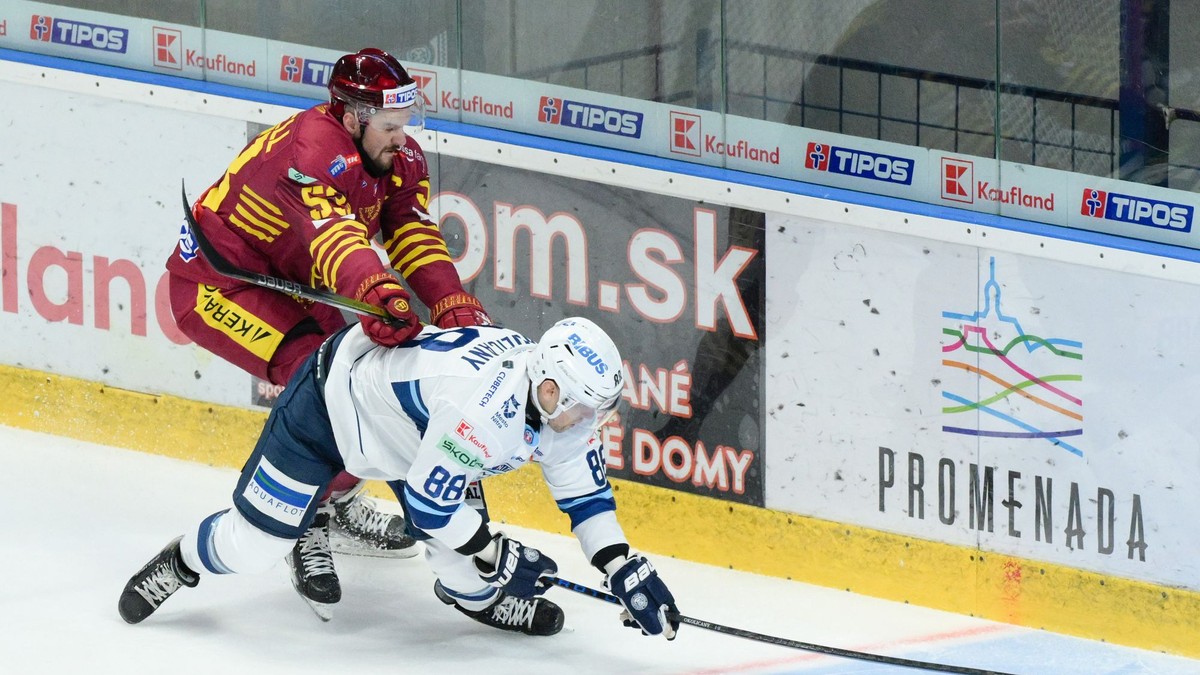 Jacob Cardwell (Trenčín) a Dávid Okoličány (Nitra) v zápase 12. kola hokejovej Tipos extraligy medzi HK Nitra a HK Dukla Trenčín.