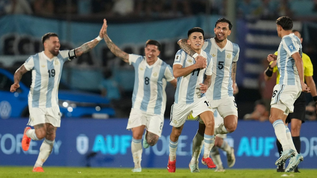 Thiago Almada sa so spoluhráčmi teší po strelenom góle v zápase Uruguaj - Argentína v kvalifikácii MS vo futbale 2026.