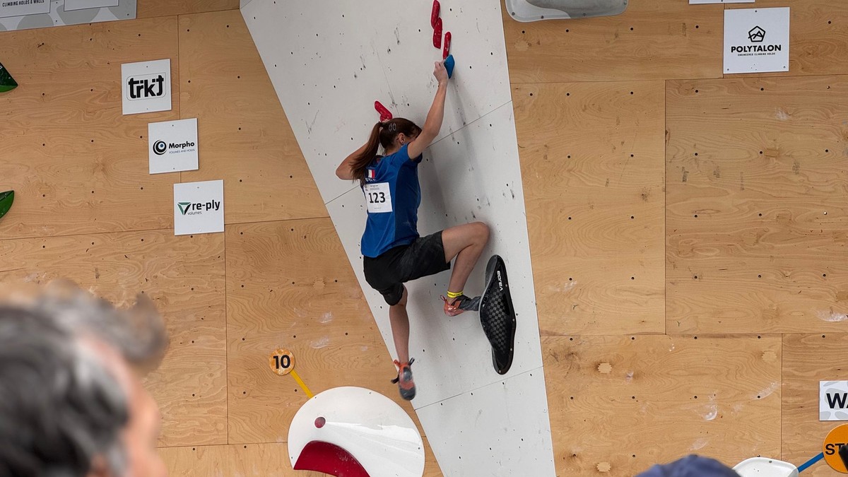 Diváci sledujú súťažiacu
v športovom lezení v disciplíne boulder.