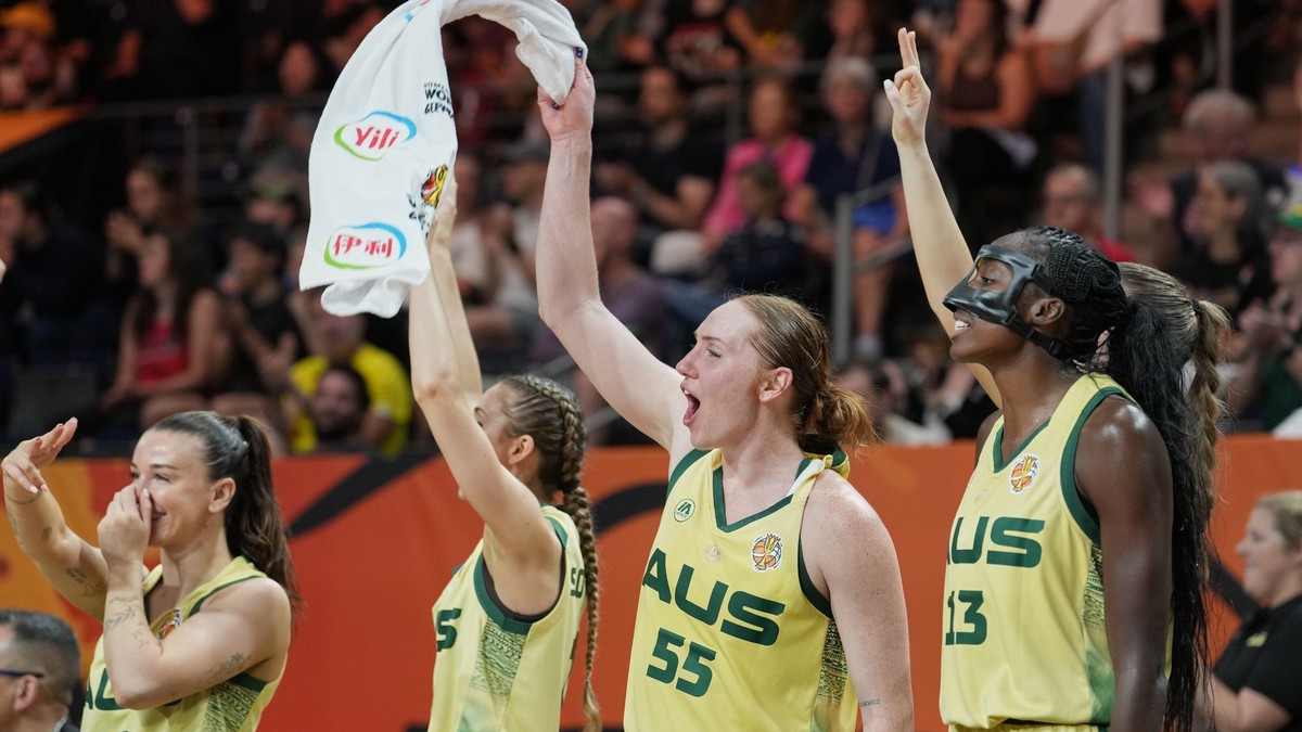 Na snímke basketbalistky Austrálie sa tešia počas zápasu základnej C-skupiny Austrália – Portoriko na majstrovstvách sveta v basketbale žien.