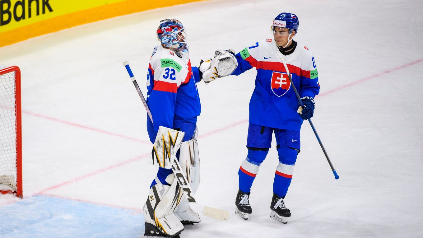 Sebastian Čederle a Adam Húska v zápase Slovensko - Kanada na MS v hokeji 2025. 