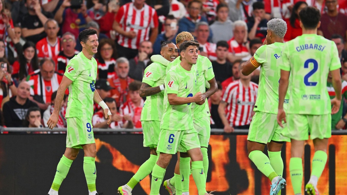 Hráč Barcelony Robert Lewandowski (vľavo) oslavuje so spoluhráčmi po tom, ako strelil gól.