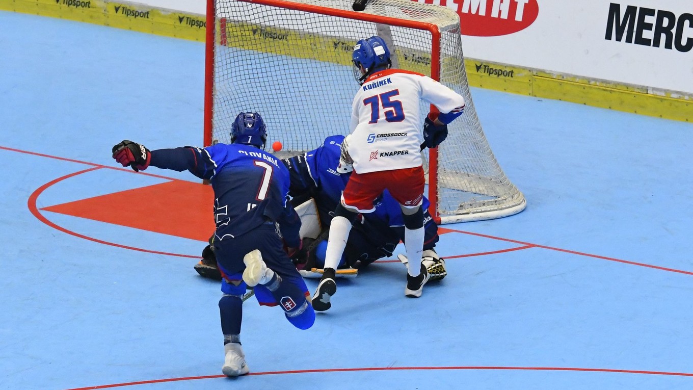 Český hokejbalista do 16 rokov Jakub Kořínek (vpravo) strieľa gól do siete Slovenska počas semifinále na MS juniorov v hokejbale.