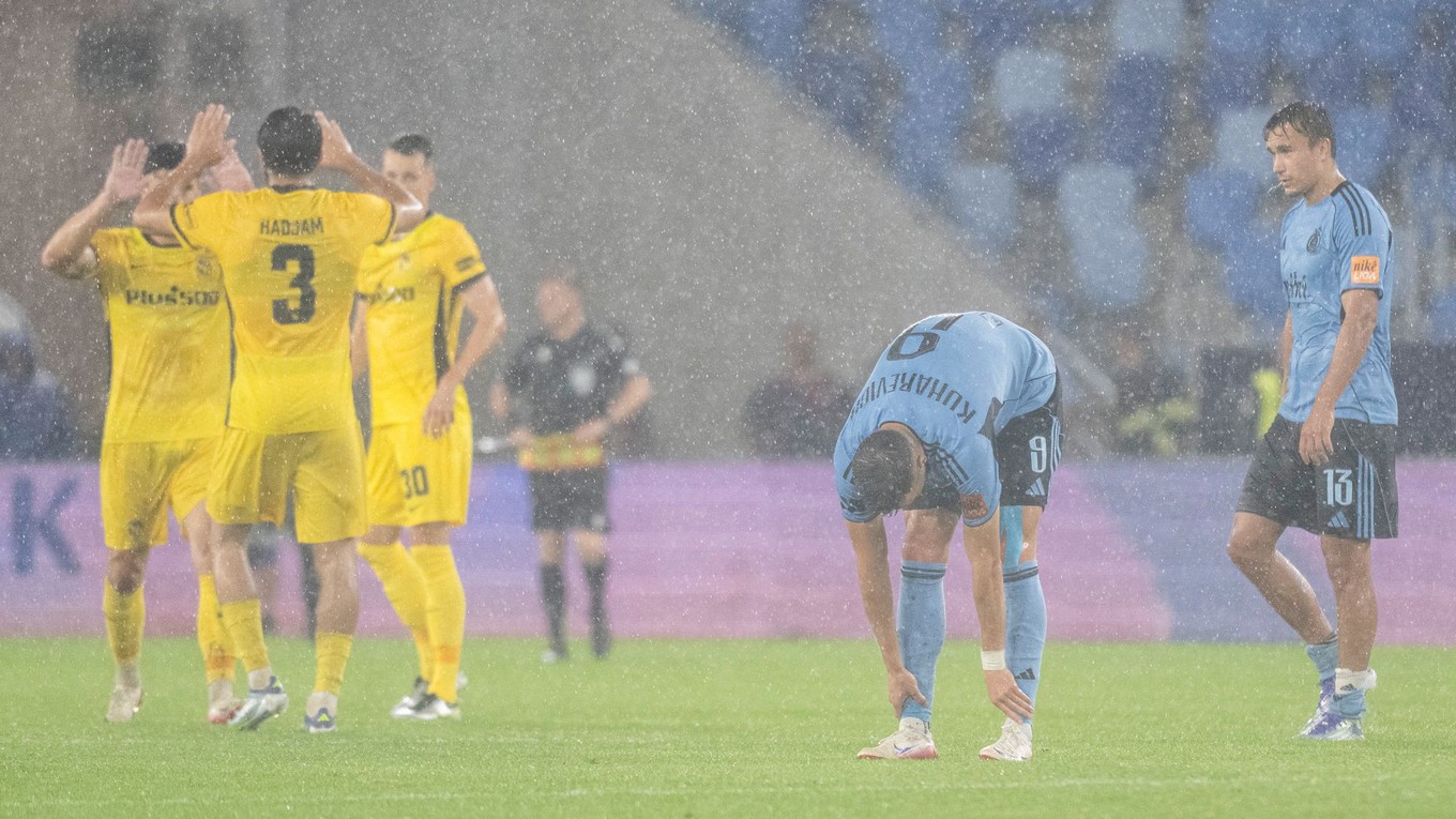 Slovanisti Dávid Strelec, Mykola Kucharevič a radosť futbalistov YB Bern.