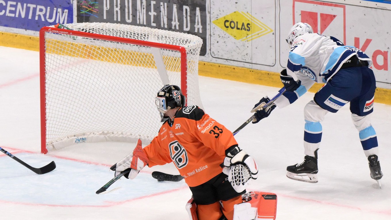 Brankár Košíc Dominik Riečický a autor druhého gólu Matej Paulovič (Nitra).