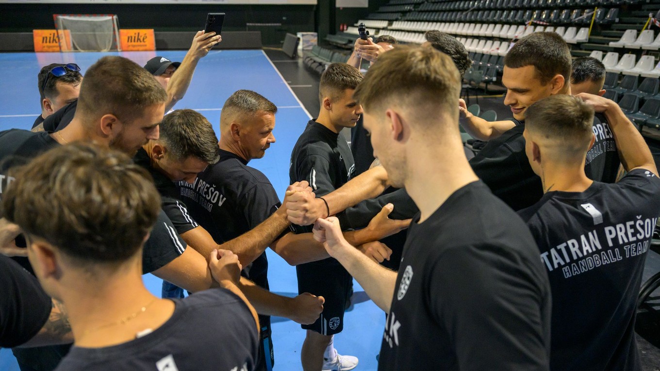 Na snímke hráči v kruhu počas prvého tréningu hádzanárov Tatrana Prešov pred novou sezónou v Prešove.