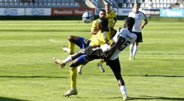 Na snímke zľava Adekunle Issa (Michalovce) a Arnaud Konan (Petržalka)
