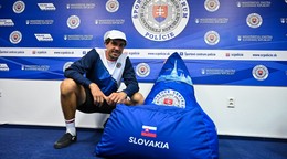 Slovenský reprezentant v skejtbordingu Richard Tury pózuje vedľa sedacieho vaku, ktorý dostal od Športového centra polície ako pozornosť za kvalifikáciu na letné Olympijské hry 2024 v Paríži.