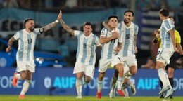 Thiago Almada sa so spoluhráčmi teší po strelenom góle v zápase Uruguaj - Argentína v kvalifikácii MS vo futbale 2026.