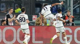 Futbalista Bologne Dan Ndoye (v strede) oslavuje gól do siete AC Miláno.