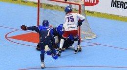 Český hokejbalista do 16 rokov Jakub Kořínek (vpravo) strieľa gól do siete Slovenska počas semifinále na MS juniorov v hokejbale.