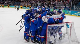 Hokejisti Slovenska oslavujú postup do semifinále.