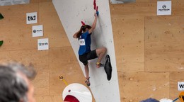 Diváci sledujú súťažiacu 
v športovom lezení v disciplíne boulder.