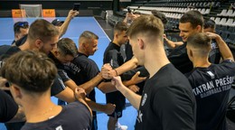 Na snímke hráči v kruhu počas prvého tréningu hádzanárov Tatrana Prešov pred novou sezónou v Prešove.