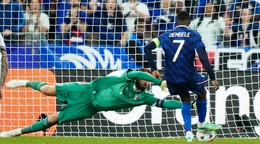 Francúz Ousmane Dembele strieľa na bránu Talianska v zápase Ligy národov.