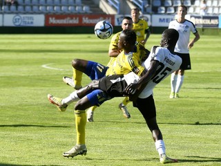Na snímke zľava Adekunle Issa (Michalovce) a Arnaud Konan (Petržalka)