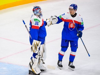 Sebastian Čederle a Adam Húska v zápase Slovensko - Kanada na MS v hokeji 2025. 