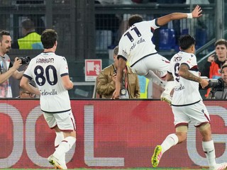 Futbalista Bologne Dan Ndoye (v strede) oslavuje gól do siete AC Miláno.