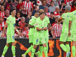 Hráč Barcelony Robert Lewandowski (vľavo) oslavuje so spoluhráčmi po tom, ako strelil gól.