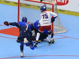Český hokejbalista do 16 rokov Jakub Kořínek (vpravo) strieľa gól do siete Slovenska počas semifinále na MS juniorov v hokejbale.