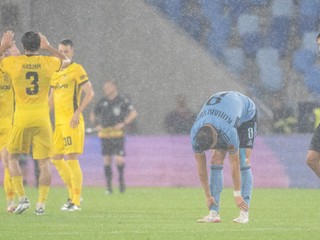 Slovanisti Dávid Strelec, Mykola Kucharevič a radosť futbalistov YB Bern.