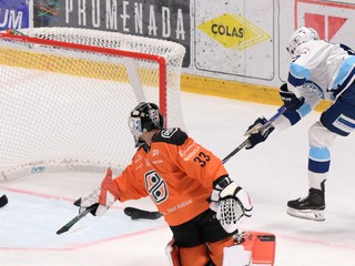 Brankár Košíc Dominik Riečický a autor druhého gólu Matej Paulovič (Nitra).