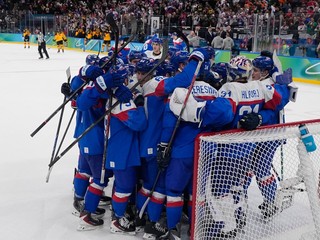 Hokejisti Slovenska oslavujú postup do semifinále. 