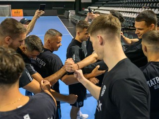 Na snímke hráči v kruhu počas prvého tréningu hádzanárov Tatrana Prešov pred novou sezónou v Prešove.