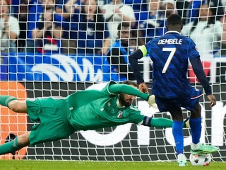 Francúz Ousmane Dembele strieľa na bránu Talianska v zápase Ligy národov.