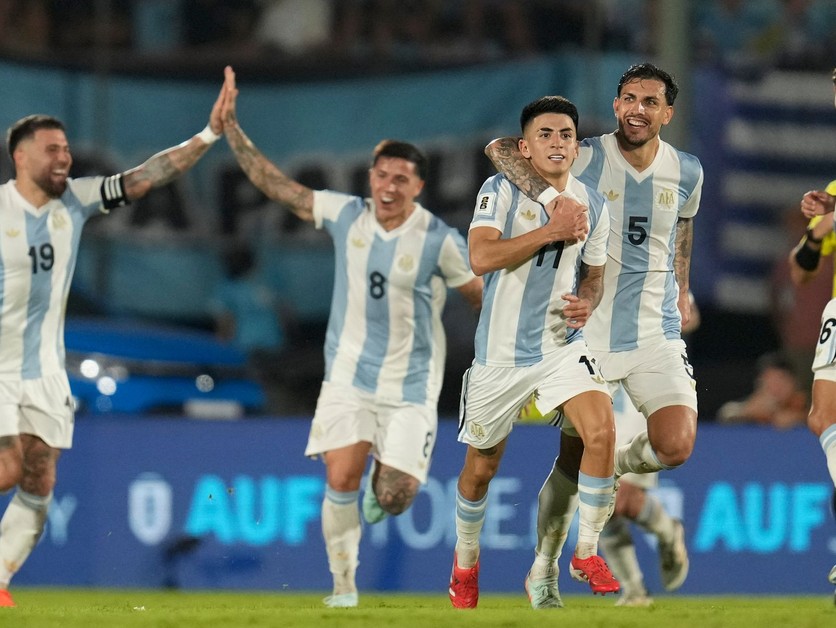 Thiago Almada sa so spoluhráčmi teší po strelenom góle v zápase Uruguaj - Argentína v kvalifikácii MS vo futbale 2026.