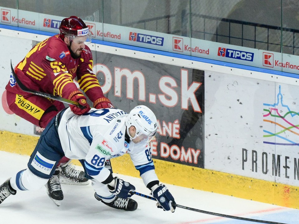 Jacob Cardwell (Trenčín) a Dávid Okoličány (Nitra) v zápase 12. kola hokejovej Tipos extraligy medzi HK Nitra a HK Dukla Trenčín.