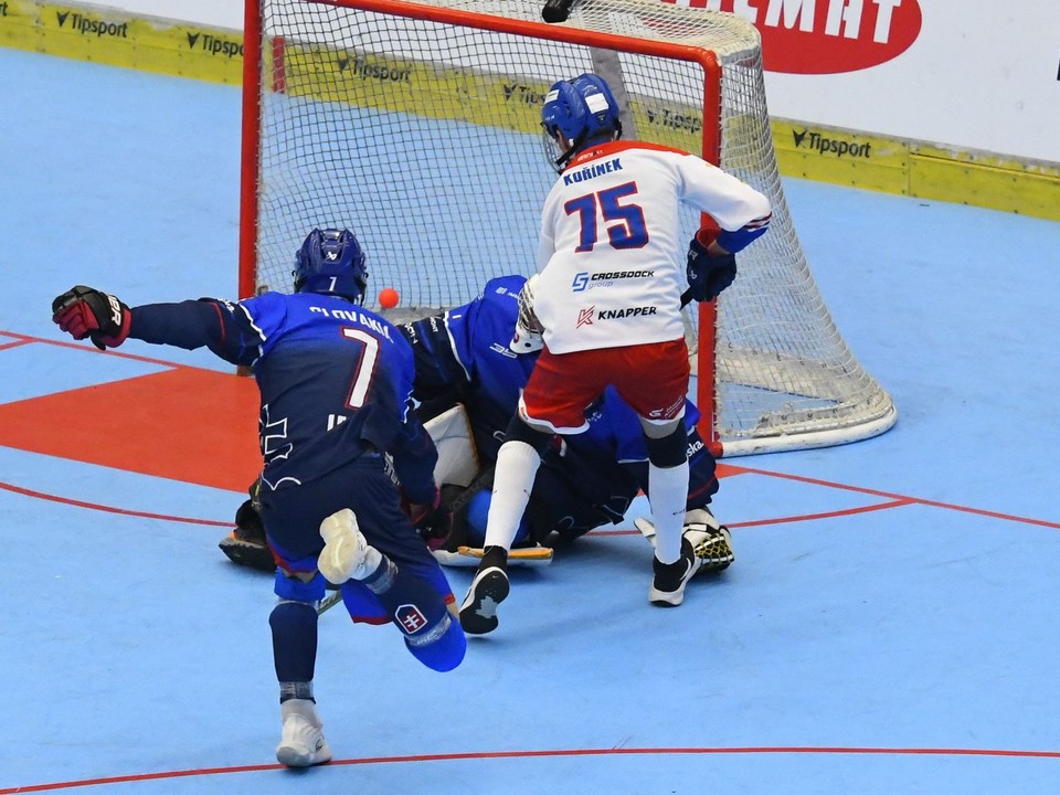Český hokejbalista do 16 rokov Jakub Kořínek (vpravo) strieľa gól do siete Slovenska počas semifinále na MS juniorov v hokejbale.