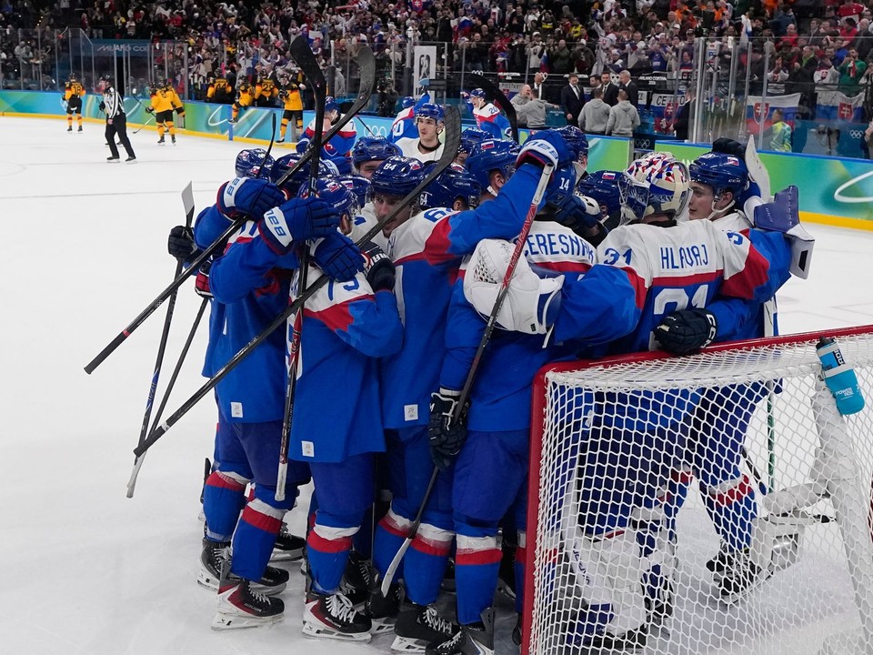 Hokejisti Slovenska oslavujú postup do semifinále. 