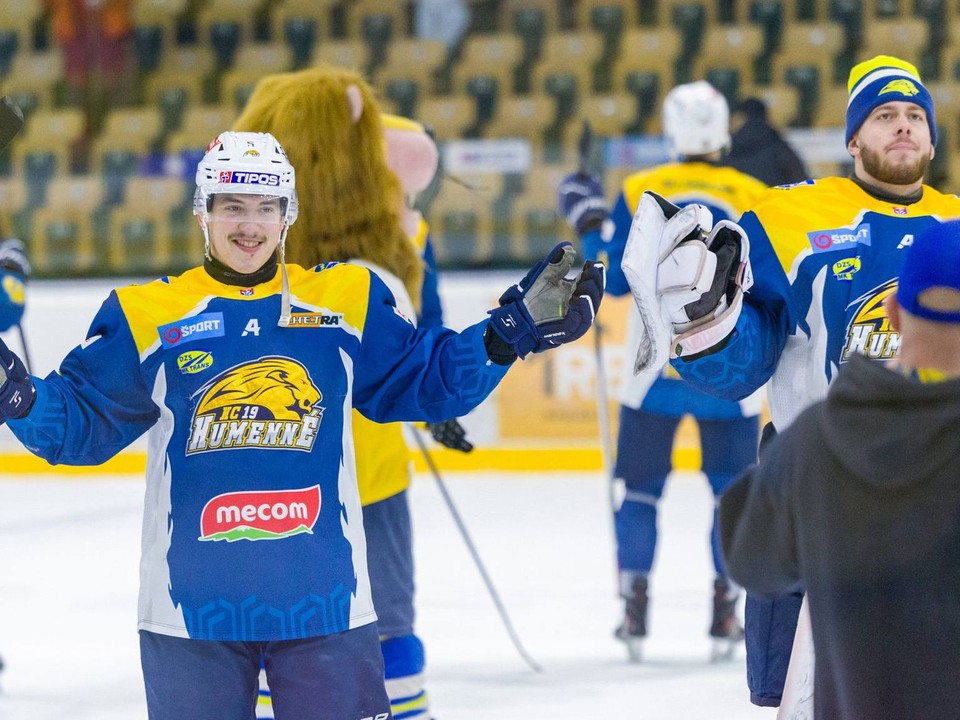 Hráči HC 19 Humenné po víťazstve.