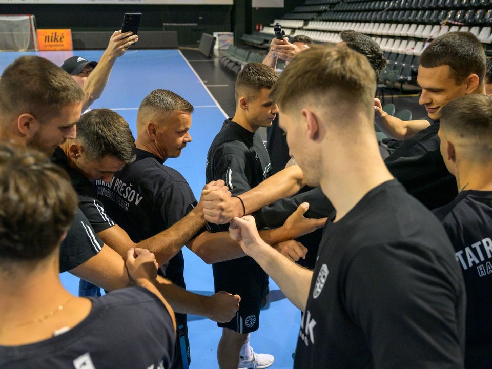 Na snímke hráči v kruhu počas prvého tréningu hádzanárov Tatrana Prešov pred novou sezónou v Prešove.