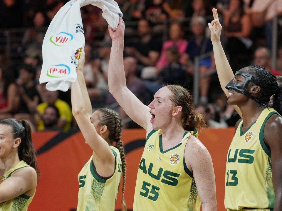 Na snímke basketbalistky Austrálie sa tešia počas zápasu základnej C-skupiny Austrália – Portoriko na majstrovstvách sveta v basketbale žien.