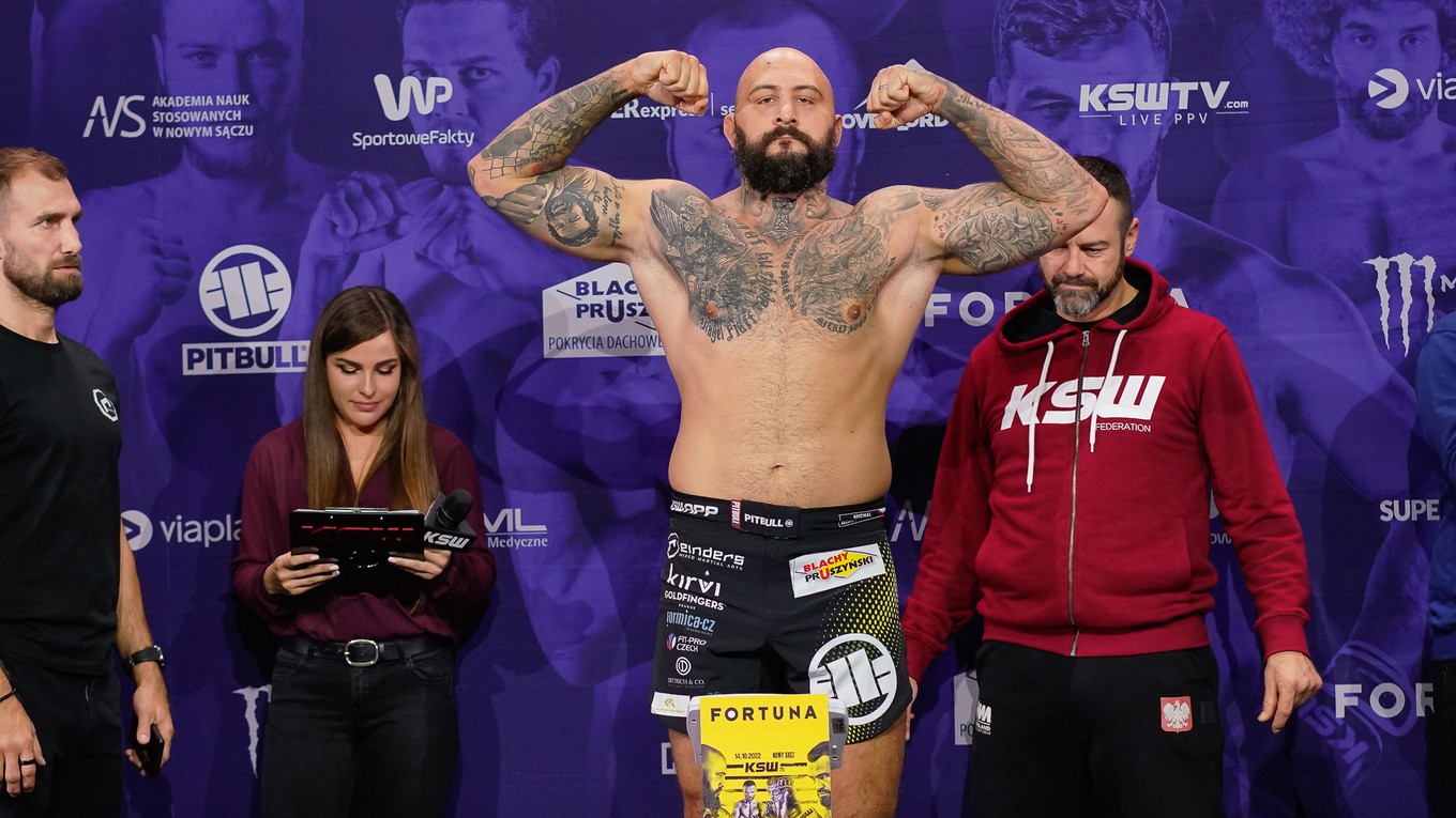 Michal Martínek na vážení pred turnajom KSW 75.