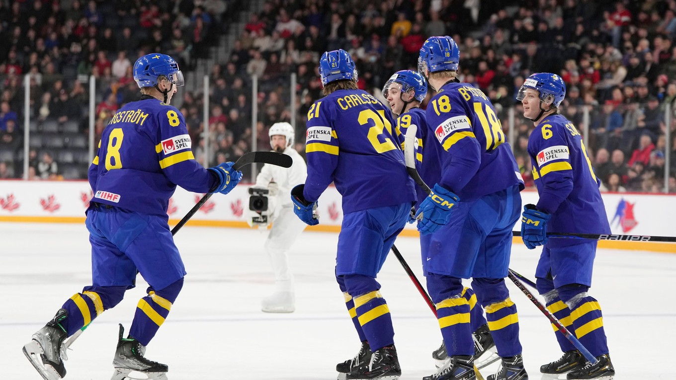 Hokejisti Švédska sa tešia po strelenom góle na MS v hokeji do 20 rokov 2023.