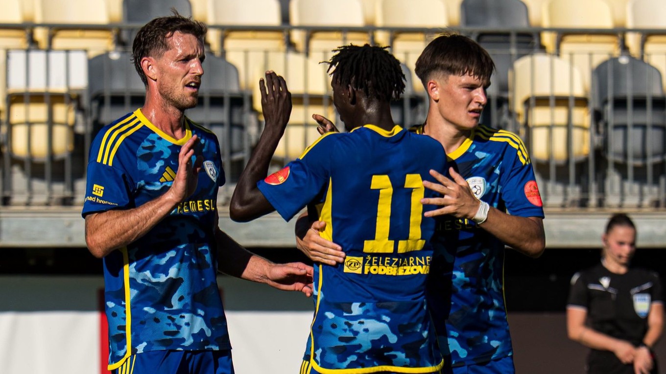 Futbalisti FK Pohronie oslavujú gól.