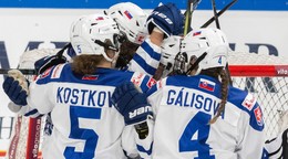 Slovenské hokejistky sa tešia z gólu. 