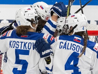 Slovenské hokejistky sa tešia z gólu. 