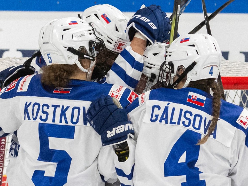 Slovenské hokejistky sa tešia z gólu. 