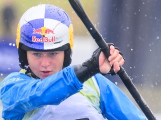 Vodná slalomárka Zuzana Paňková počas pretekov v kajak krose.