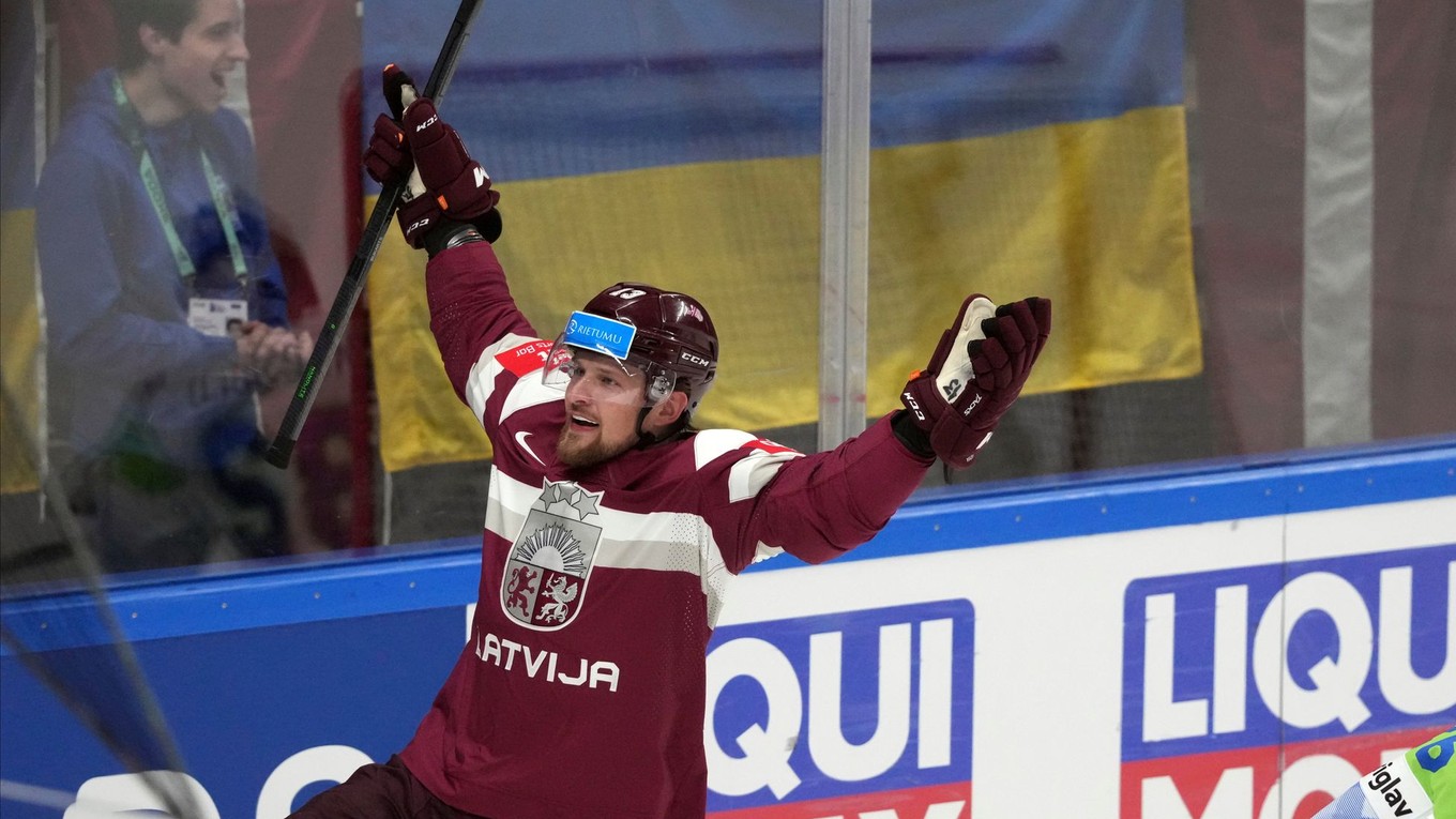 Rihards Bukarts sa teší po strelenom góle v zápase Lotyšsko - Slovinsko na MS v hokeji 2023.