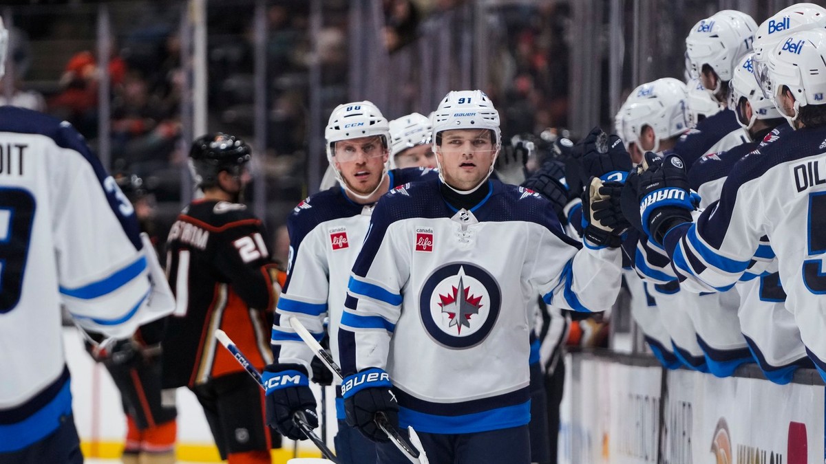 Cole Perfetti oslavuje gól so spoluhráčmi Winnipegu Jets.