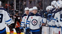 Cole Perfetti oslavuje gól so spoluhráčmi Winnipegu Jets.