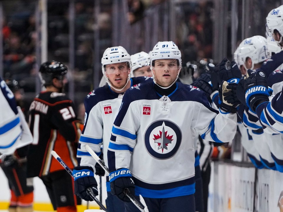 Cole Perfetti oslavuje gól so spoluhráčmi Winnipegu Jets.