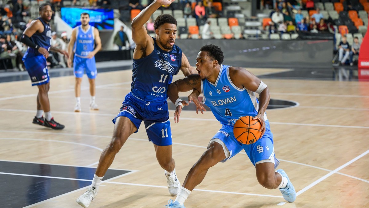 zľava Dimitrius Paul Underwood (Nitra) a Shamiel Shawn Stevenson (Slovan)