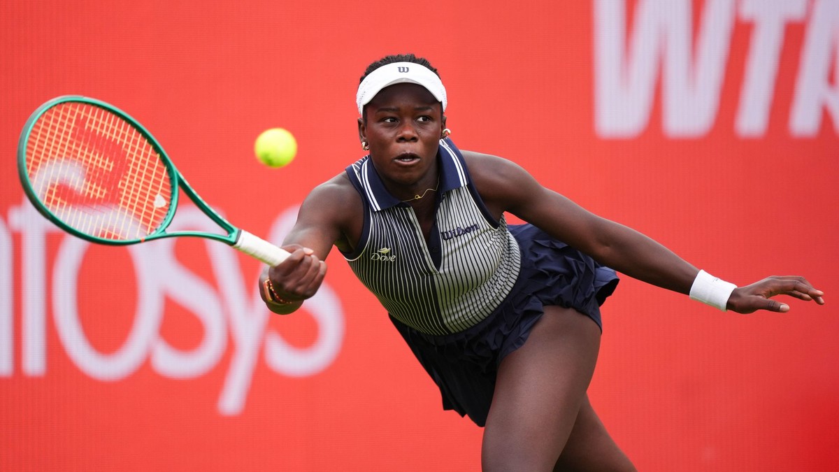 Kanadská tenistka Victoria Mboková odvracia úder Češke Karolíne Plíškovej v osemfinále tenisového turnaja WTA v Londýne.