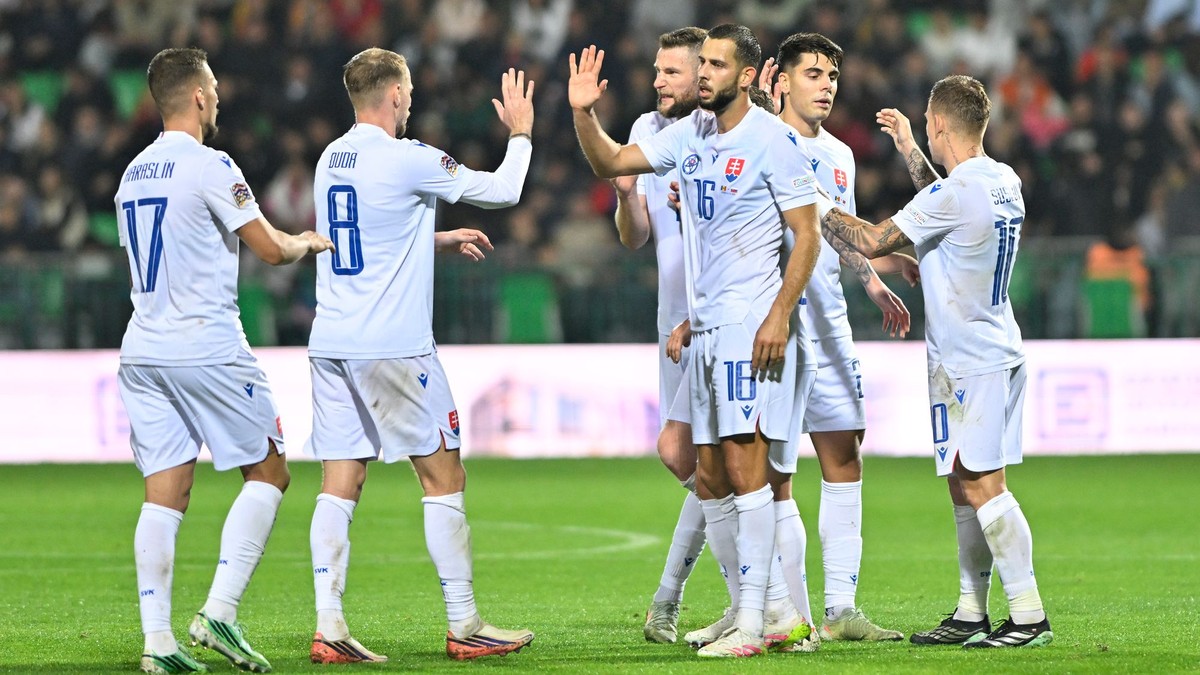 Tomáš Suslov (Slovensko) sa teší z gólu so spoluhráčmi, zľava Lukáš Haraslín, Ondrej Duda, Milan Škriniar, Dávid Hancko, Adam Obert počas zápasu C-divízie Ligy národov Moldavsko - Slovensko v Kišiňove.